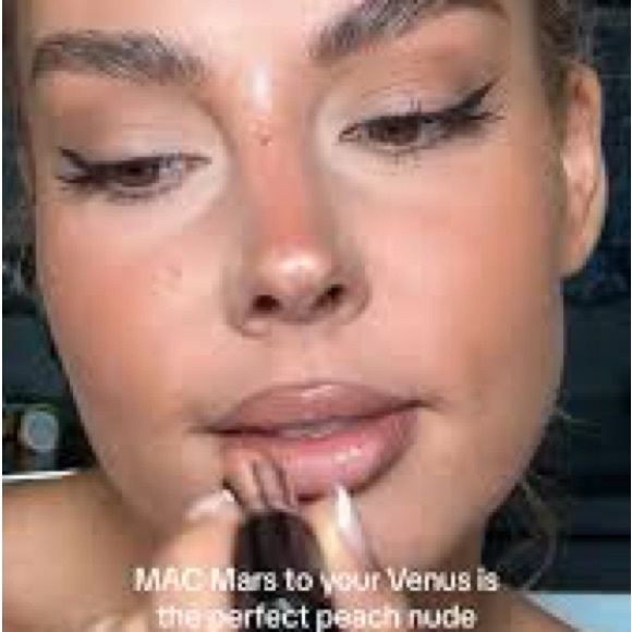 💄MARS TO YOUR VENUS a MAC LUSTREGLASS SHEER-SHINE. RETAIL $26. **NIB. - Picture 4 of 8